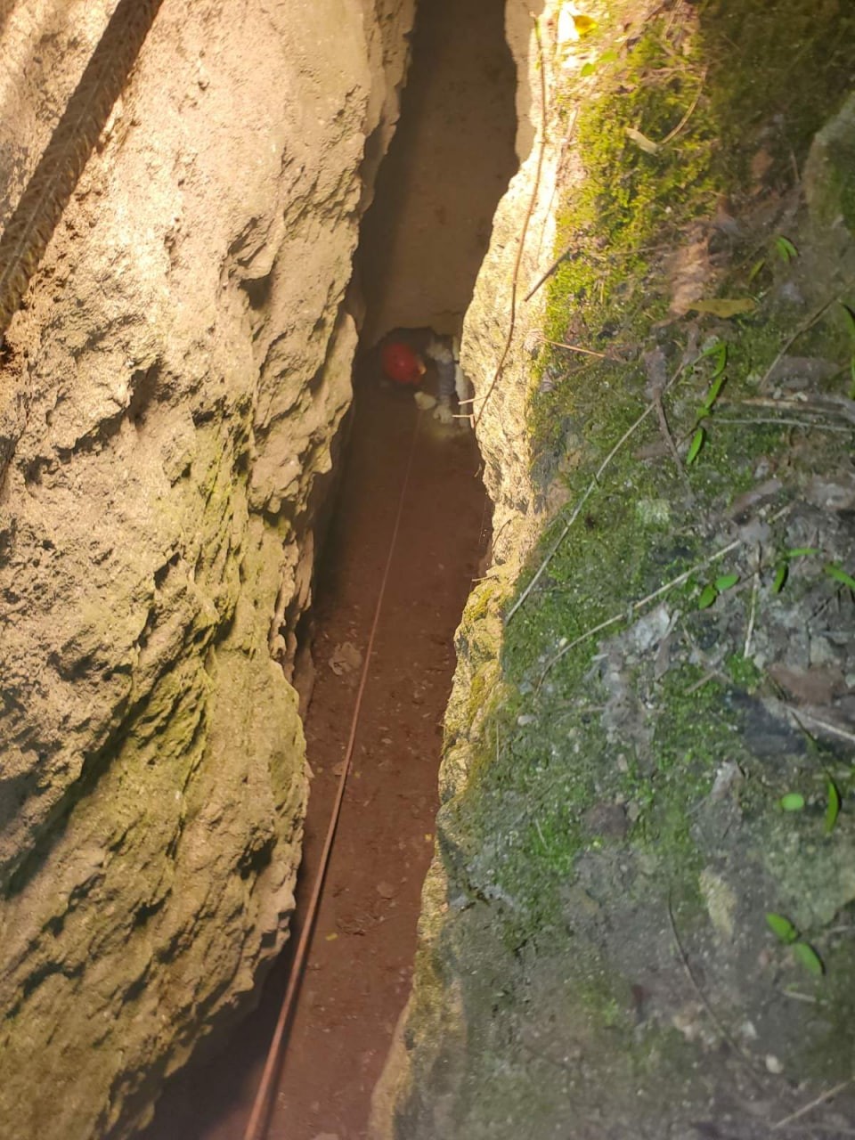 FOTO/VIDEO: Descoperire macabră la Criuleni. Salvatorii au muncit peste 12 ore pentru a extrage cadavrul unui bărbat dintr-o peșteră