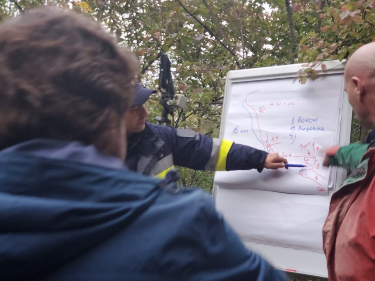 FOTO/VIDEO: Descoperire macabră la Criuleni. Salvatorii au muncit peste 12 ore pentru a extrage cadavrul unui bărbat dintr-o peșteră