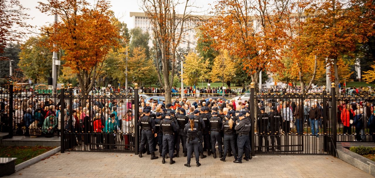 Protestatarii, împiedicați să manifeste în fața Președinției, în timpul vizitei comisarului european Johannes Hahn
