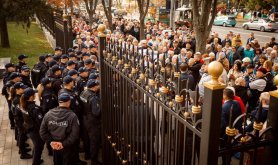 Protestatarii, împiedicați să manifeste în fața Președinției, în timpul vizitei comisarului european Johannes Hahn