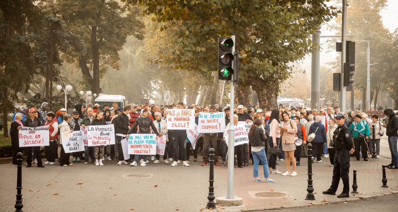 Protestatarii, împiedicați să manifeste în fața Președinției, în timpul vizitei comisarului european Johannes Hahn