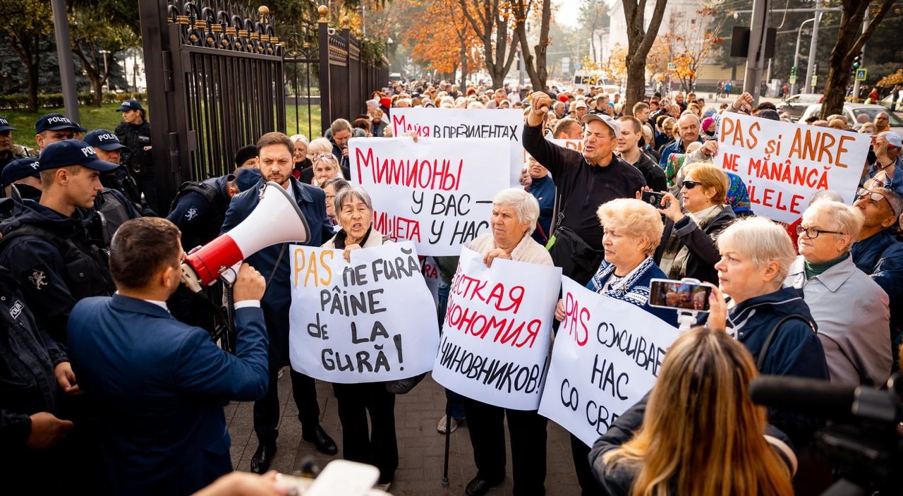 Protestatarii, împiedicați să manifeste în fața Președinției, în timpul vizitei comisarului european Johannes Hahn