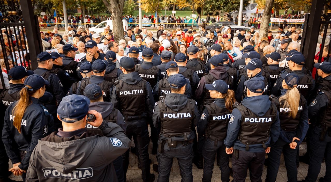 Protestatarii, împiedicați să manifeste în fața Președinției, în timpul vizitei comisarului european Johannes Hahn