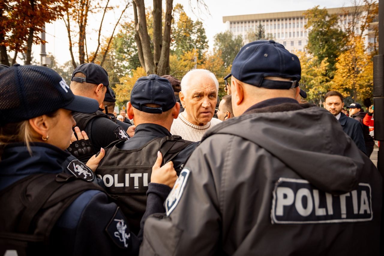 Protestatarii, împiedicați să manifeste în fața Președinției, în timpul vizitei comisarului european Johannes Hahn