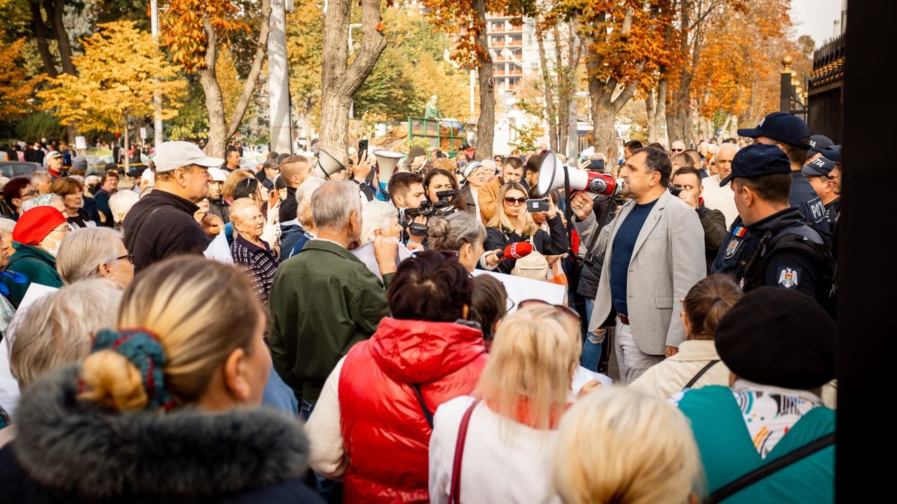 Protestatarii, împiedicați să manifeste în fața Președinției, în timpul vizitei comisarului european Johannes Hahn
