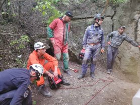FOTO/VIDEO: Descoperire macabră la Criuleni. Salvatorii au muncit peste 12 ore pentru a extrage cadavrul unui bărbat dintr-o peșteră