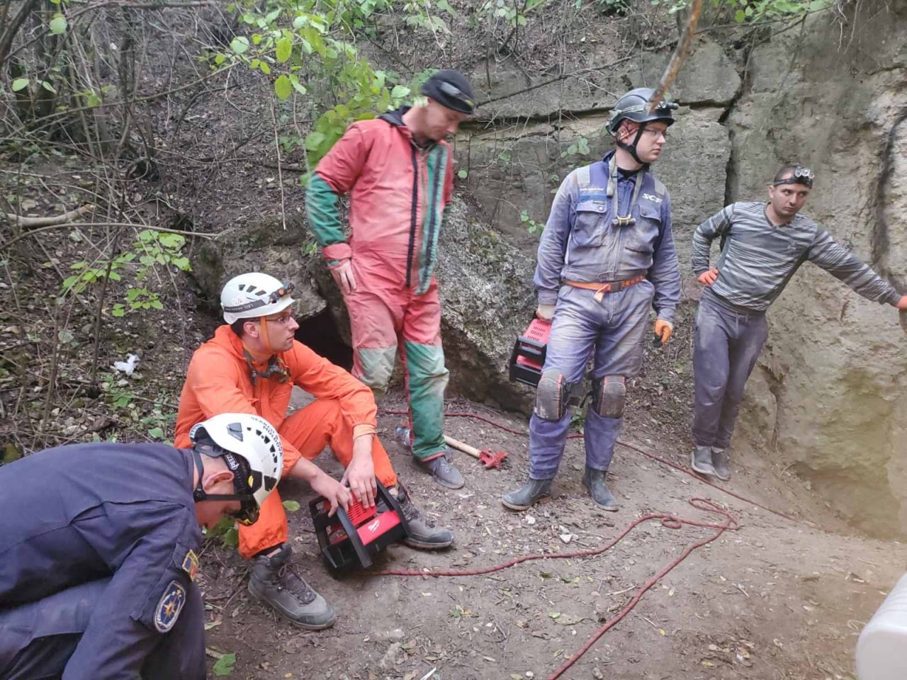 FOTO/VIDEO: Descoperire macabră la Criuleni. Salvatorii au muncit peste 12 ore pentru a extrage cadavrul unui bărbat dintr-o peșteră