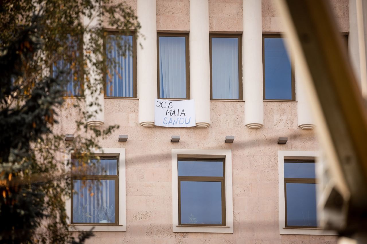 Protestatarii, împiedicați să manifeste în fața Președinției, în timpul vizitei comisarului european Johannes Hahn