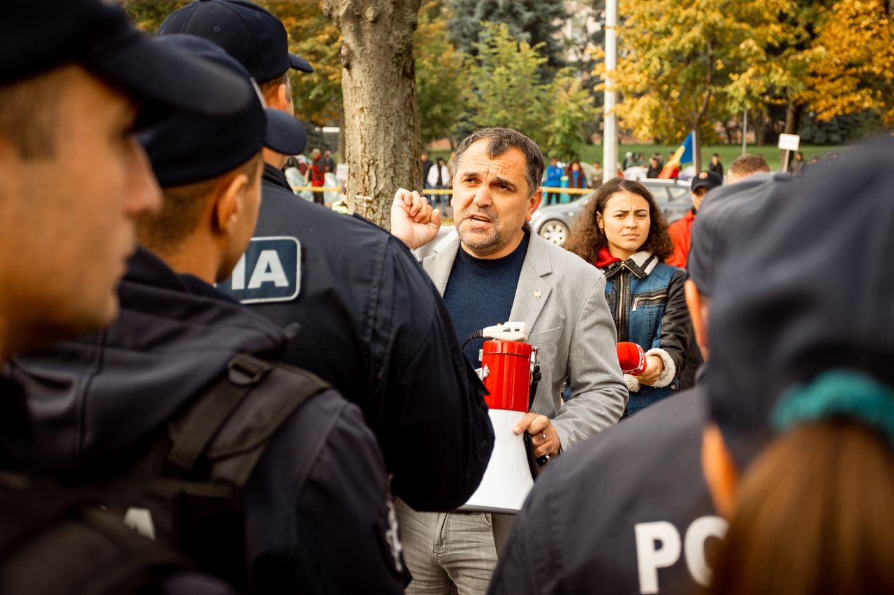 Protestatarii, împiedicați să manifeste în fața Președinției, în timpul vizitei comisarului european Johannes Hahn