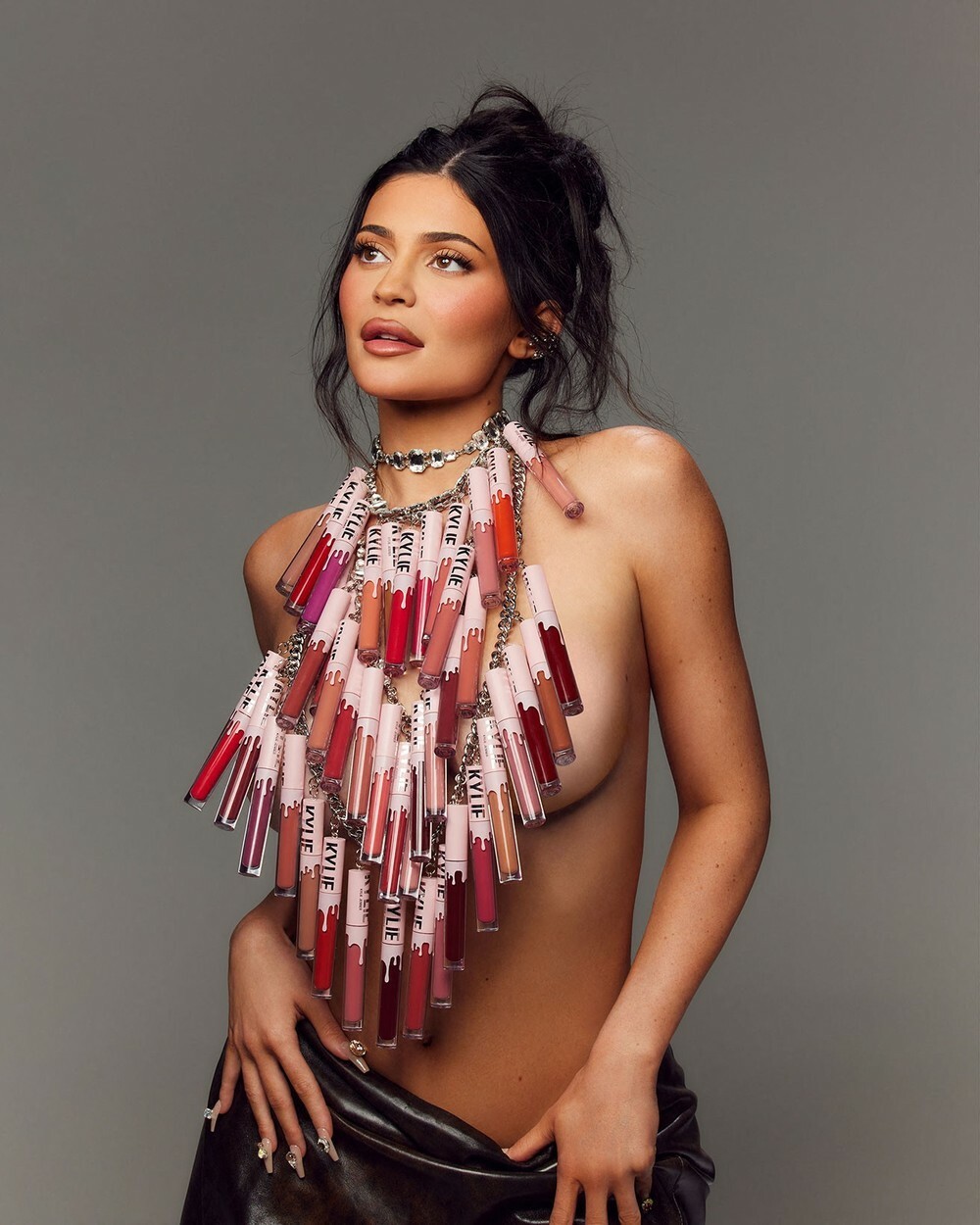 FOTO // Mezina familiei Kardashian de nerecunoscut. DEZGOLITĂ într-un pictorial incendiar