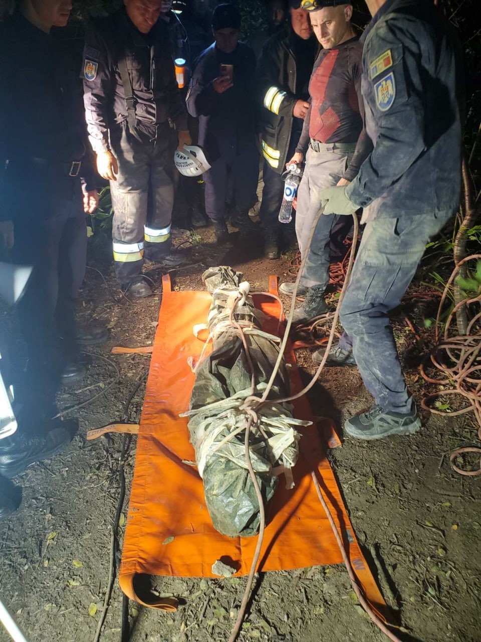 FOTO/VIDEO: Descoperire macabră la Criuleni. Salvatorii au muncit peste 12 ore pentru a extrage cadavrul unui bărbat dintr-o peșteră