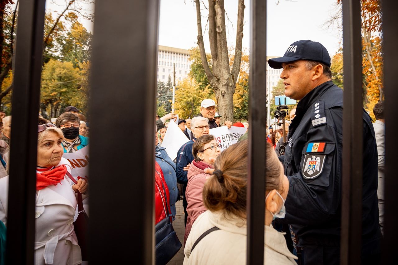 Protestatarii, împiedicați să manifeste în fața Președinției, în timpul vizitei comisarului european Johannes Hahn