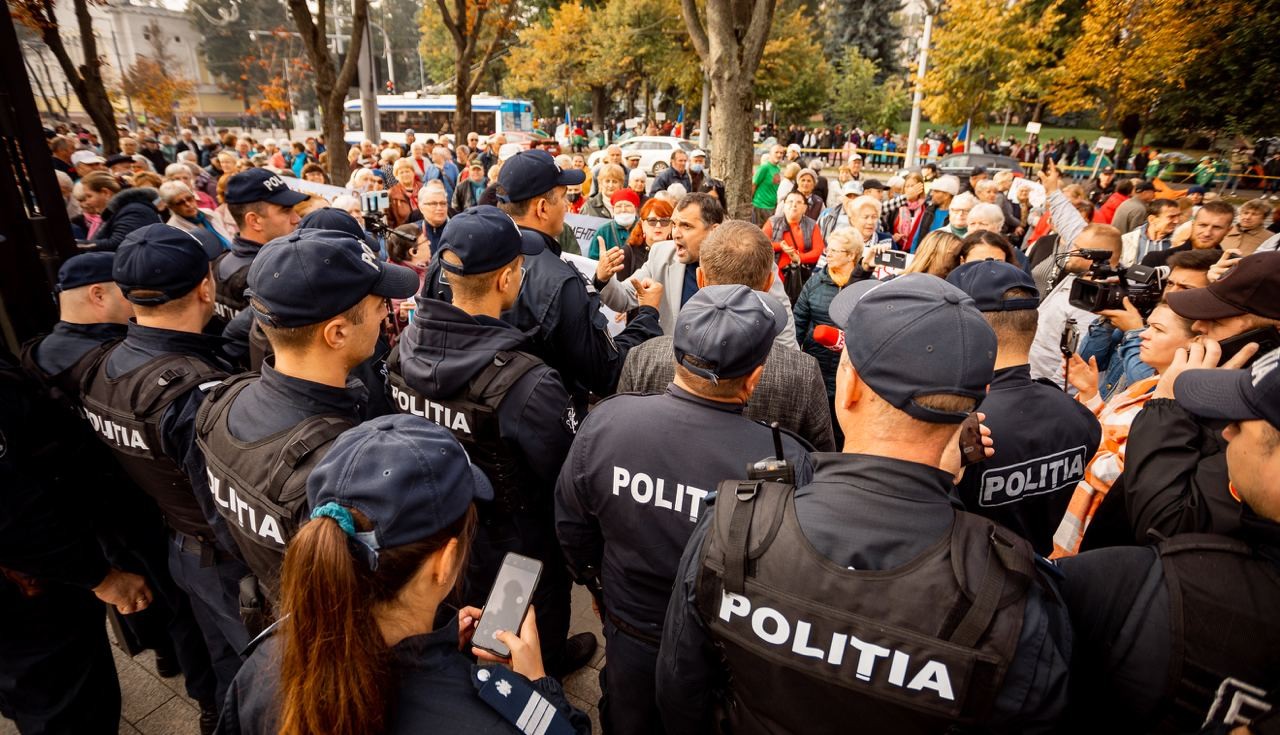 Protestatarii, împiedicați să manifeste în fața Președinției, în timpul vizitei comisarului european Johannes Hahn