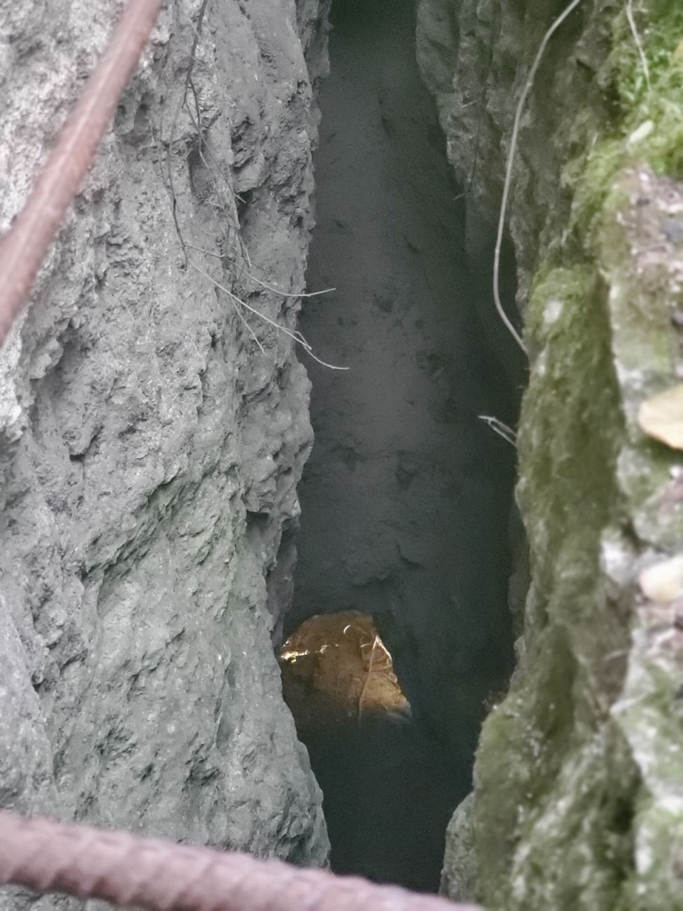 FOTO/VIDEO: Descoperire macabră la Criuleni. Salvatorii au muncit peste 12 ore pentru a extrage cadavrul unui bărbat dintr-o peșteră