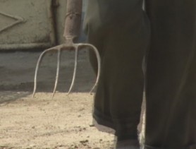 Conflict cu final tragic. Un tânăr a fost înjunghiat cu o furcă în piept
