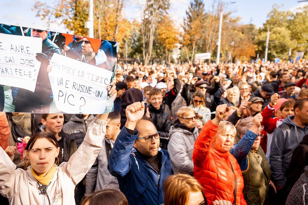 FOTO // Un nou PROTEST în Capitală. Zeci de mii de oameni în fața Președinției cer „demisia Maiei Sandu”