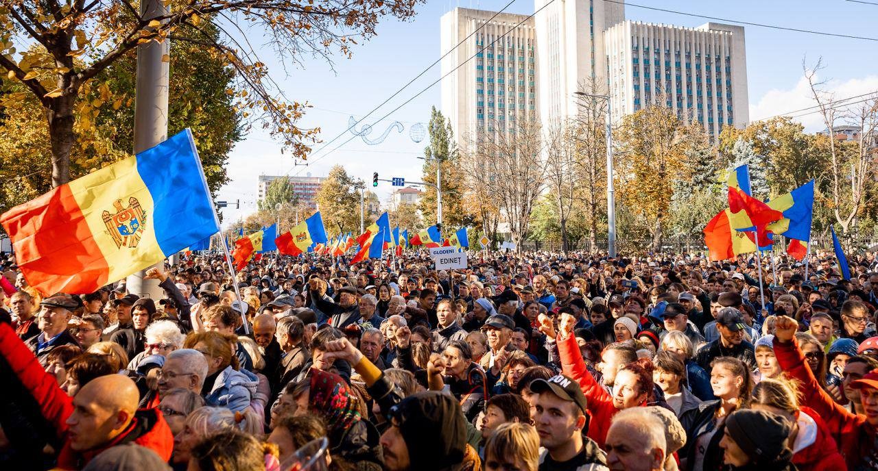 FOTO // Un nou PROTEST în Capitală. Zeci de mii de oameni în fața Președinției cer „demisia Maiei Sandu”