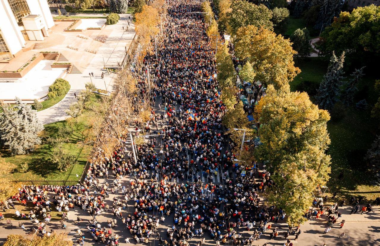 FOTO // Un nou PROTEST în Capitală. Zeci de mii de oameni în fața Președinției cer „demisia Maiei Sandu”