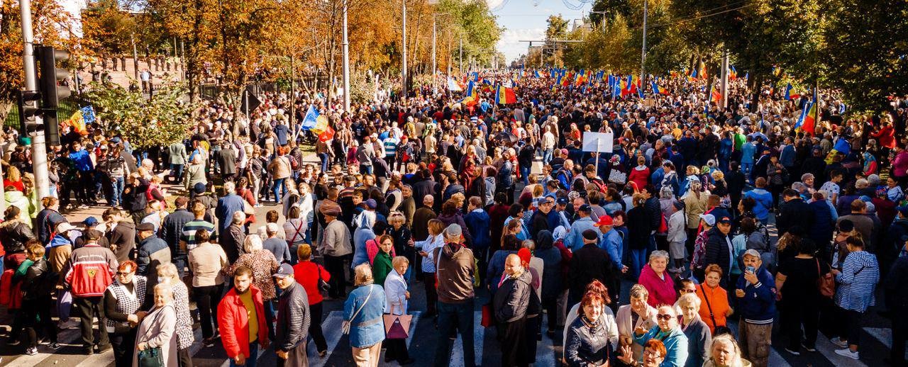 FOTO // Un nou PROTEST în Capitală. Zeci de mii de oameni în fața Președinției cer „demisia Maiei Sandu”