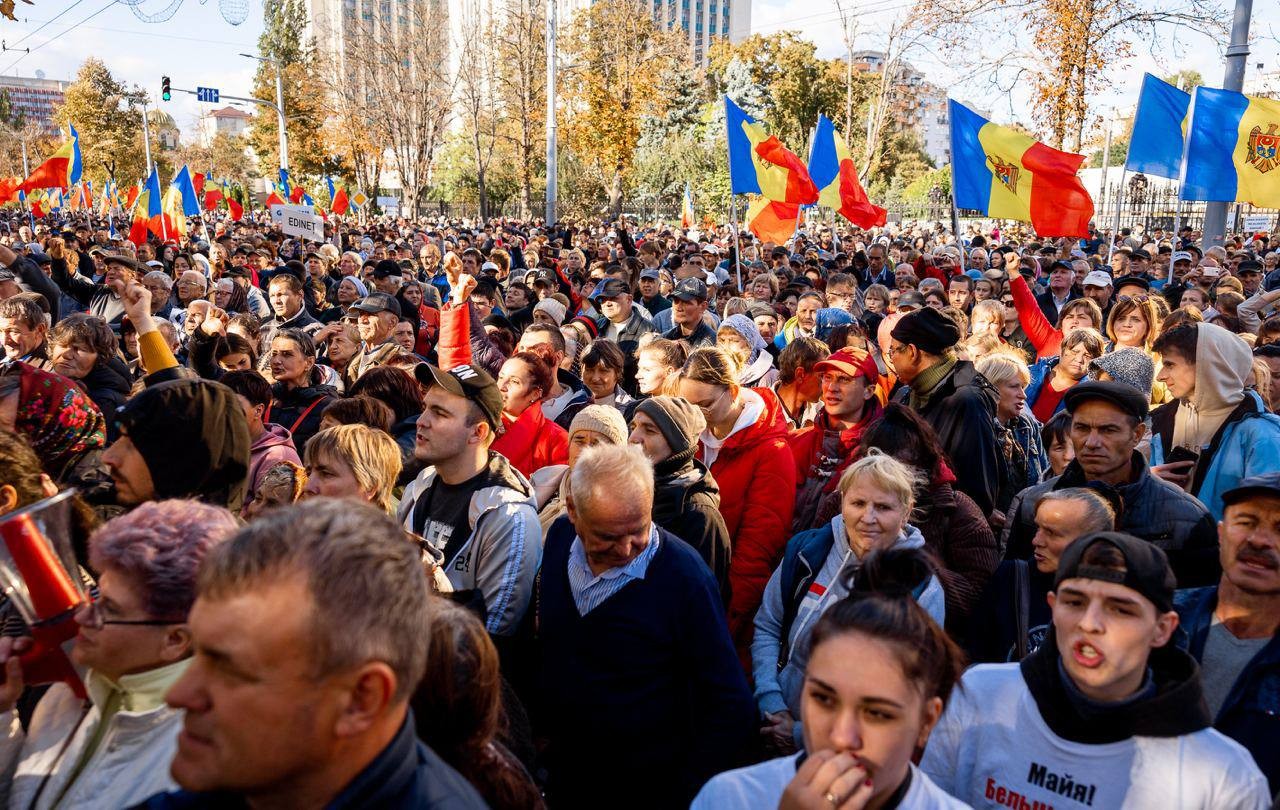 FOTO // Un nou PROTEST în Capitală. Zeci de mii de oameni în fața Președinției cer „demisia Maiei Sandu”