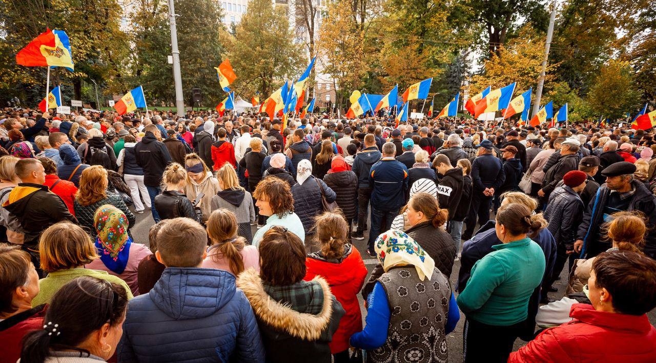 FOTO // Un nou PROTEST în Capitală. Zeci de mii de oameni în fața Președinției cer „demisia Maiei Sandu”
