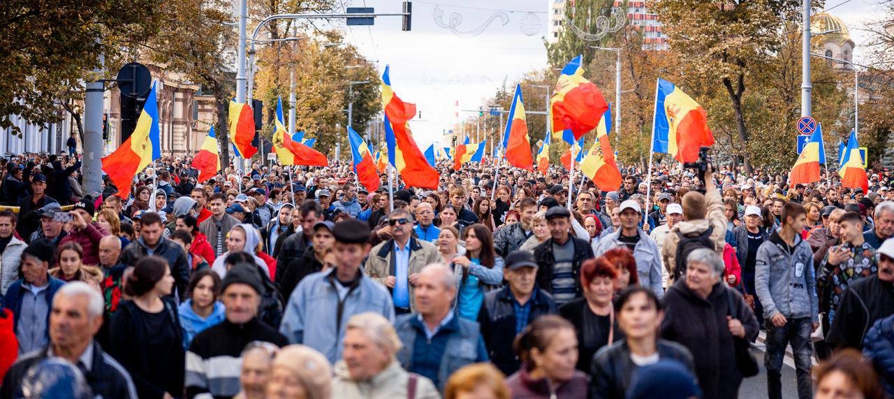 FOTO // Un nou PROTEST în Capitală. Zeci de mii de oameni în fața Președinției cer „demisia Maiei Sandu”