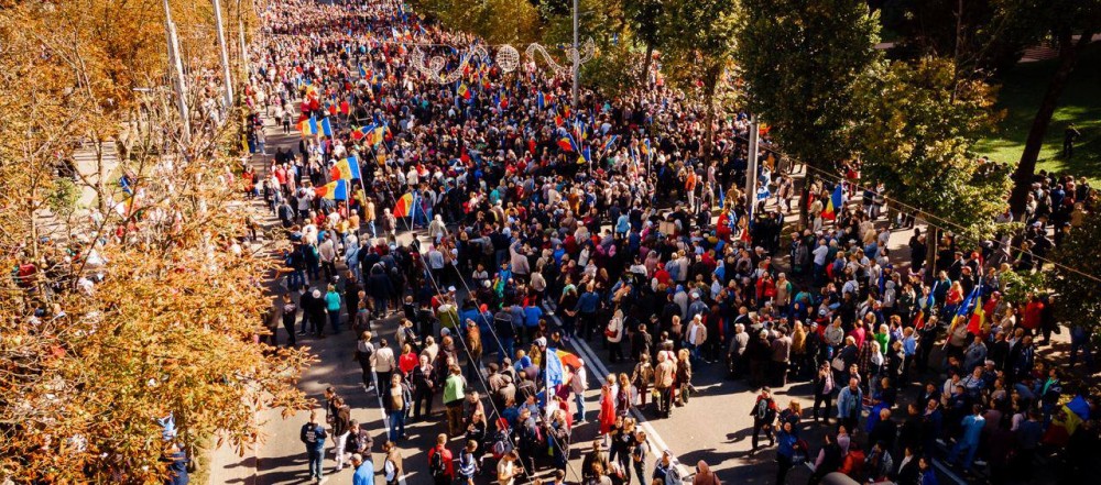 FOTO // Un nou PROTEST în Capitală. Zeci de mii de oameni în fața Președinției cer „demisia Maiei Sandu”