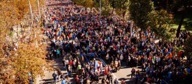 FOTO // Un nou PROTEST în Capitală. Zeci de mii de oameni în fața Președinției cer „demisia Maiei Sandu”