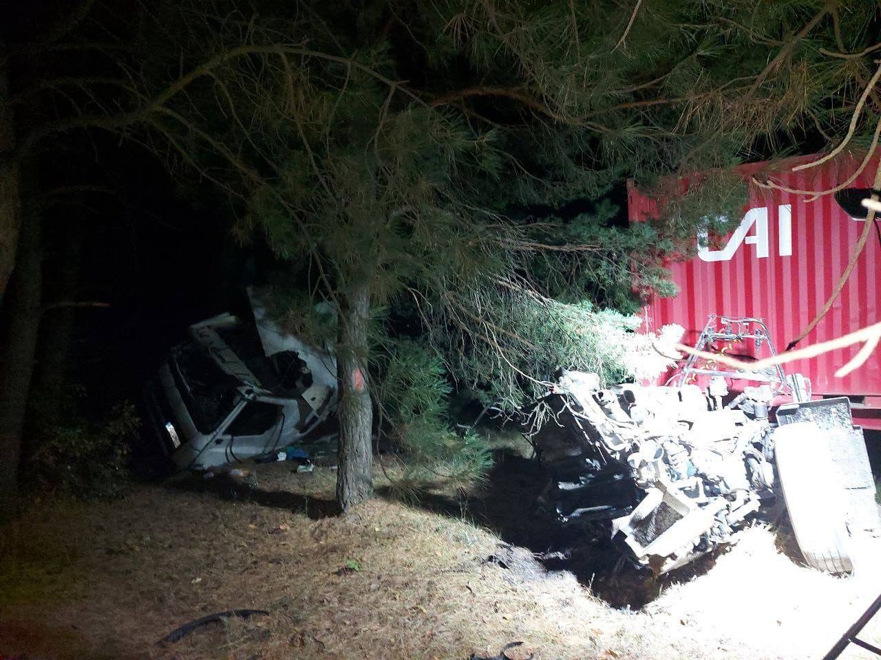FOTO // Accident TERIBIL la Nisporeni. Doi bărbați au murit, iar unul a ajuns la spital, după o depășire neregulamentară
