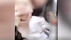 Imagini REVOLTĂTOARE // O femeie își adoarme bebelușul cu vodcă. Care este reacția micuțului