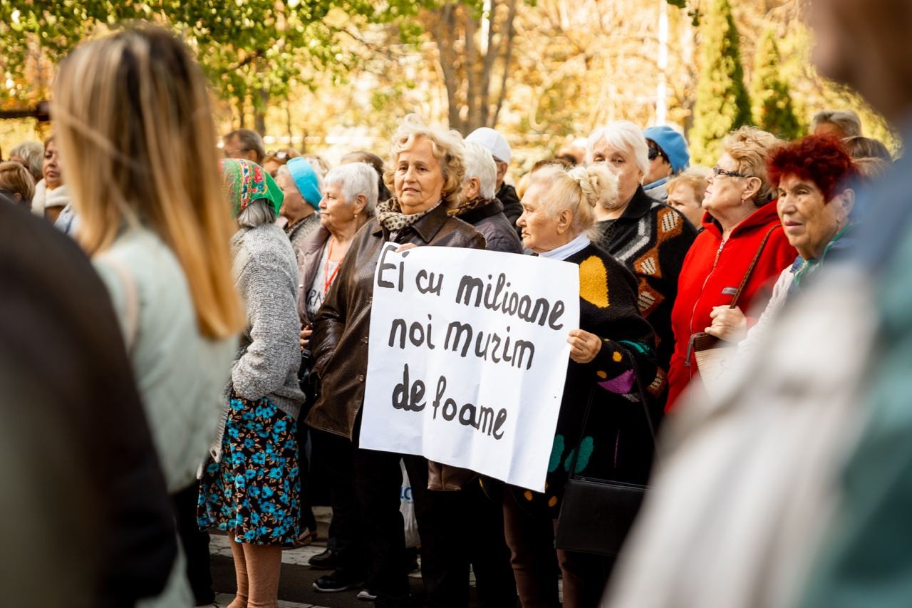 FOTO // Andrei Spînu - multimilionarul „vremurilor bune”, și-a adus sacii cu banii din offshore în fața Guvernului, în cadrul unui flashmob al Partidului „ȘOR”