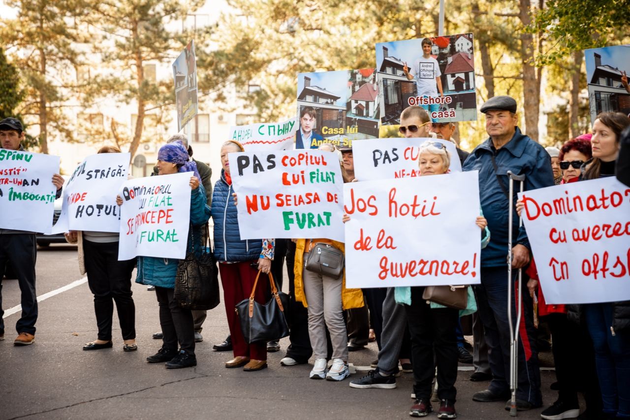 FOTO // Andrei Spînu - multimilionarul „vremurilor bune”, și-a adus sacii cu banii din offshore în fața Guvernului, în cadrul unui flashmob al Partidului „ȘOR”