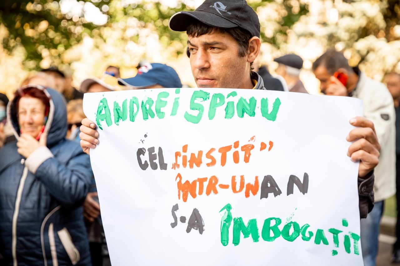 FOTO // Andrei Spînu - multimilionarul „vremurilor bune”, și-a adus sacii cu banii din offshore în fața Guvernului, în cadrul unui flashmob al Partidului „ȘOR”