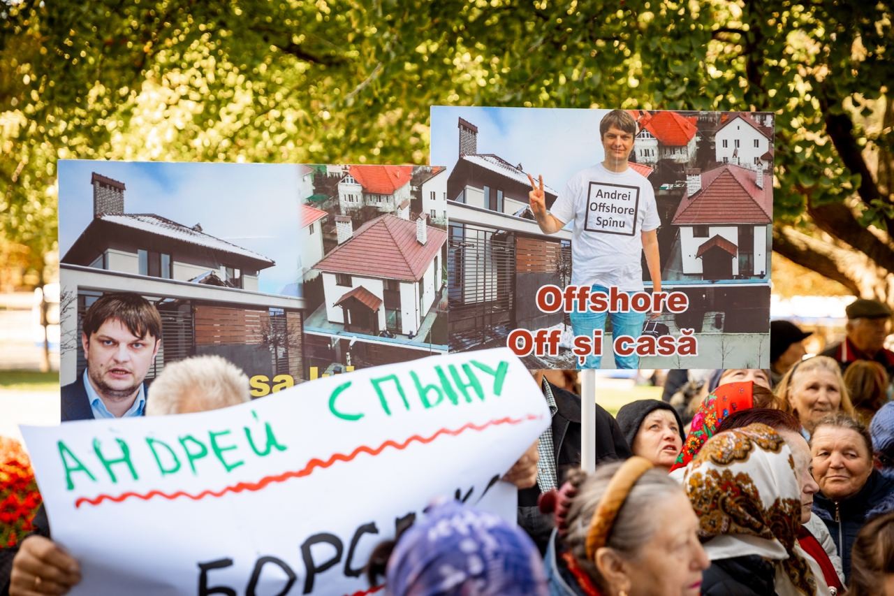 FOTO // Andrei Spînu - multimilionarul „vremurilor bune”, și-a adus sacii cu banii din offshore în fața Guvernului, în cadrul unui flashmob al Partidului „ȘOR”