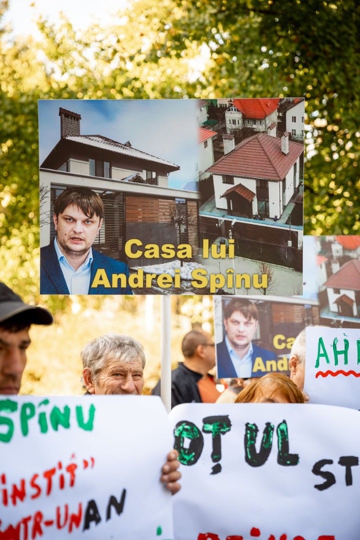 FOTO // Andrei Spînu - multimilionarul „vremurilor bune”, și-a adus sacii cu banii din offshore în fața Guvernului, în cadrul unui flashmob al Partidului „ȘOR”
