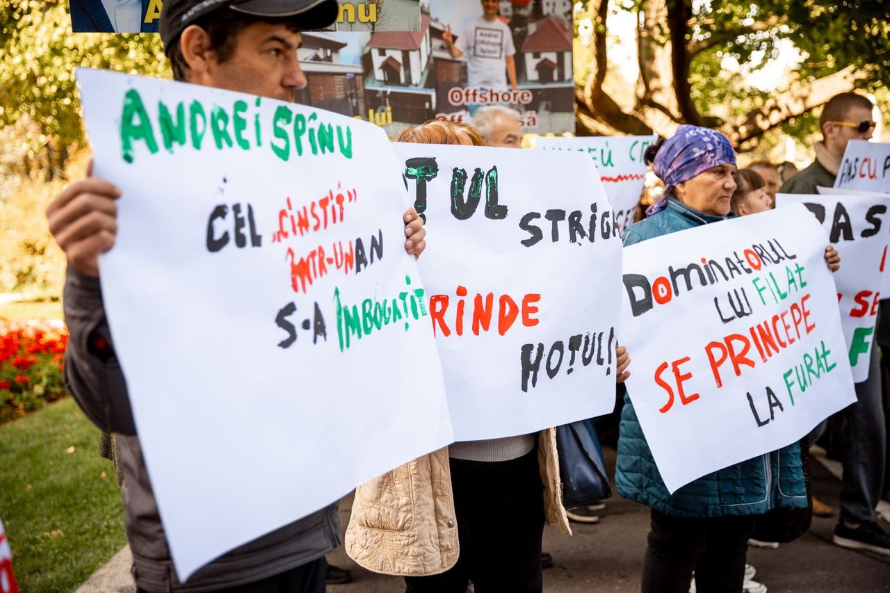 FOTO // Andrei Spînu - multimilionarul „vremurilor bune”, și-a adus sacii cu banii din offshore în fața Guvernului, în cadrul unui flashmob al Partidului „ȘOR”