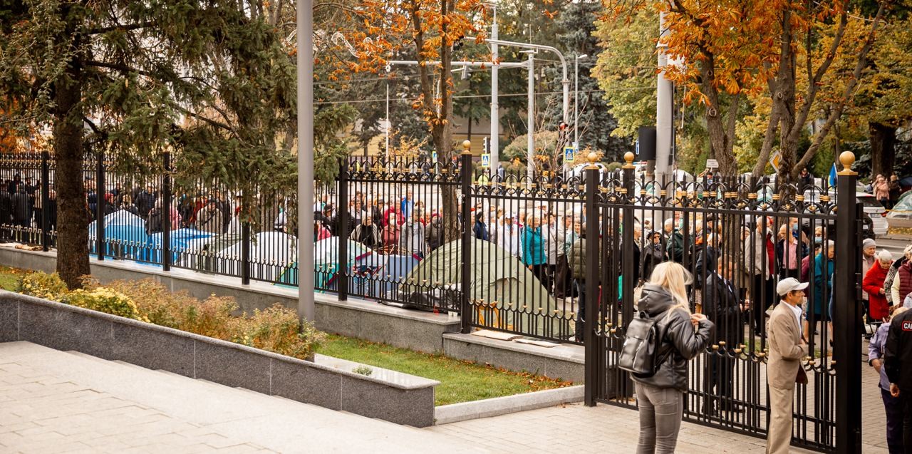 FOTO/VIDEO: Avioane de hârtie pentru o guvernare de carton! Protestatarii Partidului „ȘOR” o acuză pe Maia Sandu că stă mai mult peste hotare decât în țară