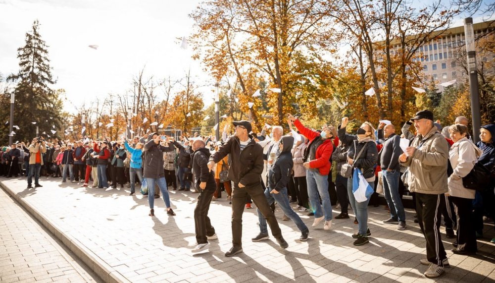 FOTO/VIDEO: Avioane de hârtie pentru o guvernare de carton! Protestatarii Partidului „ȘOR” o acuză pe Maia Sandu că stă mai mult peste hotare decât în țară