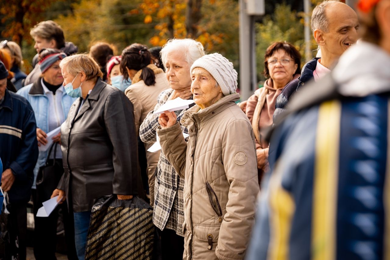 FOTO/VIDEO: Avioane de hârtie pentru o guvernare de carton! Protestatarii Partidului „ȘOR” o acuză pe Maia Sandu că stă mai mult peste hotare decât în țară