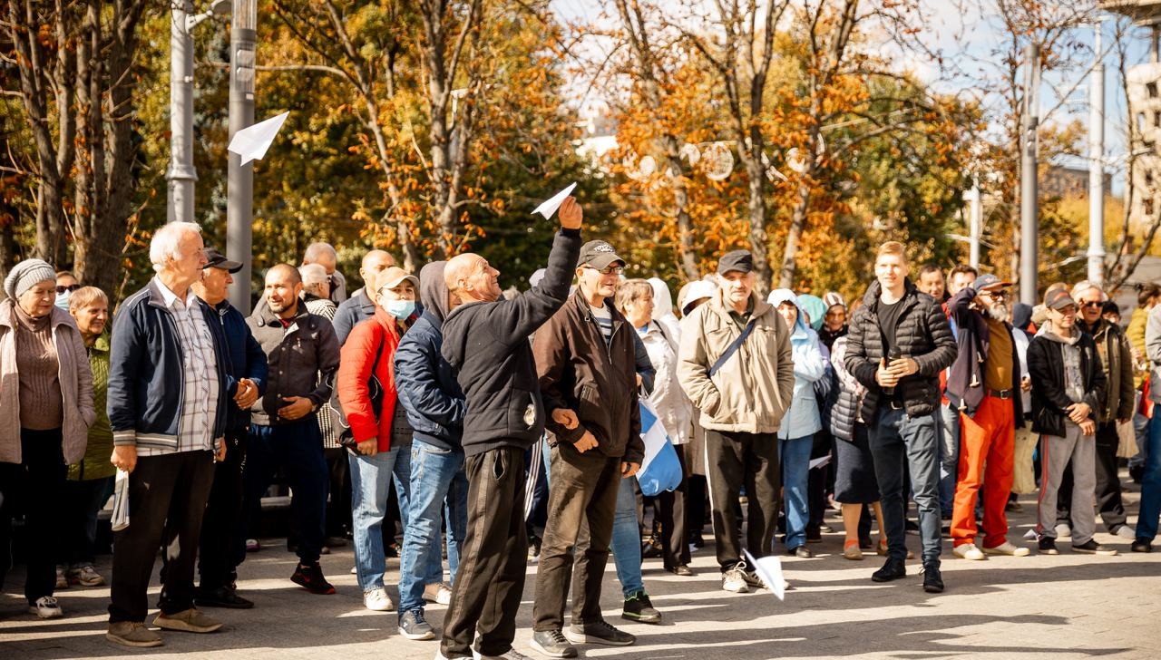 FOTO/VIDEO: Avioane de hârtie pentru o guvernare de carton! Protestatarii Partidului „ȘOR” o acuză pe Maia Sandu că stă mai mult peste hotare decât în țară