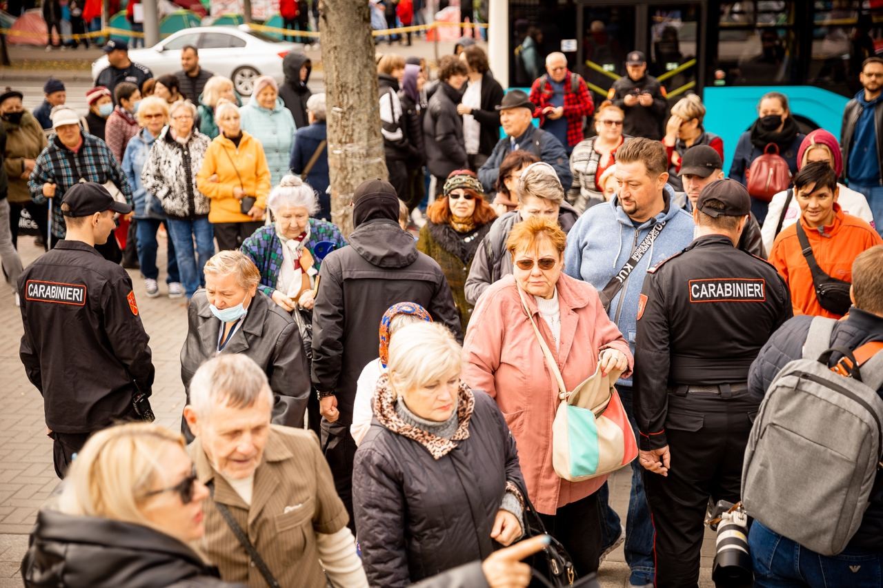 FOTO/VIDEO: Avioane de hârtie pentru o guvernare de carton! Protestatarii Partidului „ȘOR” o acuză pe Maia Sandu că stă mai mult peste hotare decât în țară