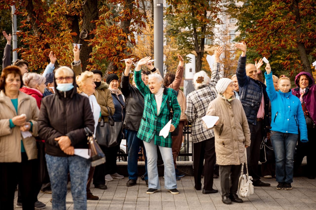 FOTO/VIDEO: Avioane de hârtie pentru o guvernare de carton! Protestatarii Partidului „ȘOR” o acuză pe Maia Sandu că stă mai mult peste hotare decât în țară