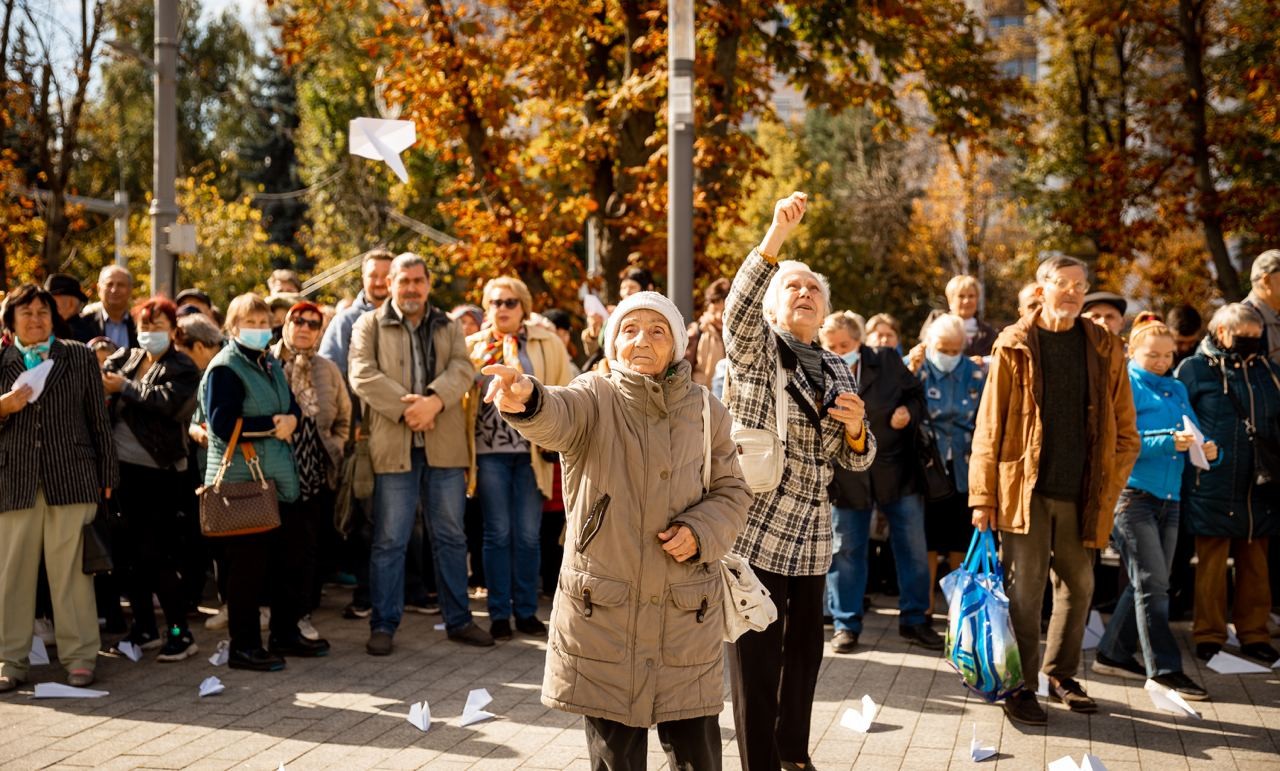 FOTO/VIDEO: Avioane de hârtie pentru o guvernare de carton! Protestatarii Partidului „ȘOR” o acuză pe Maia Sandu că stă mai mult peste hotare decât în țară