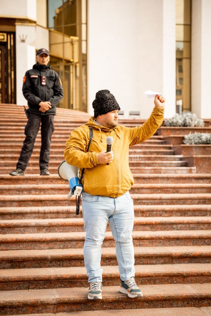 FOTO/VIDEO: Avioane de hârtie pentru o guvernare de carton! Protestatarii Partidului „ȘOR” o acuză pe Maia Sandu că stă mai mult peste hotare decât în țară
