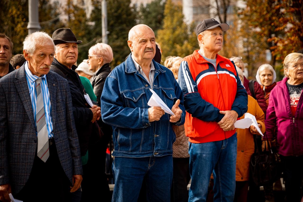FOTO/VIDEO: Avioane de hârtie pentru o guvernare de carton! Protestatarii Partidului „ȘOR” o acuză pe Maia Sandu că stă mai mult peste hotare decât în țară
