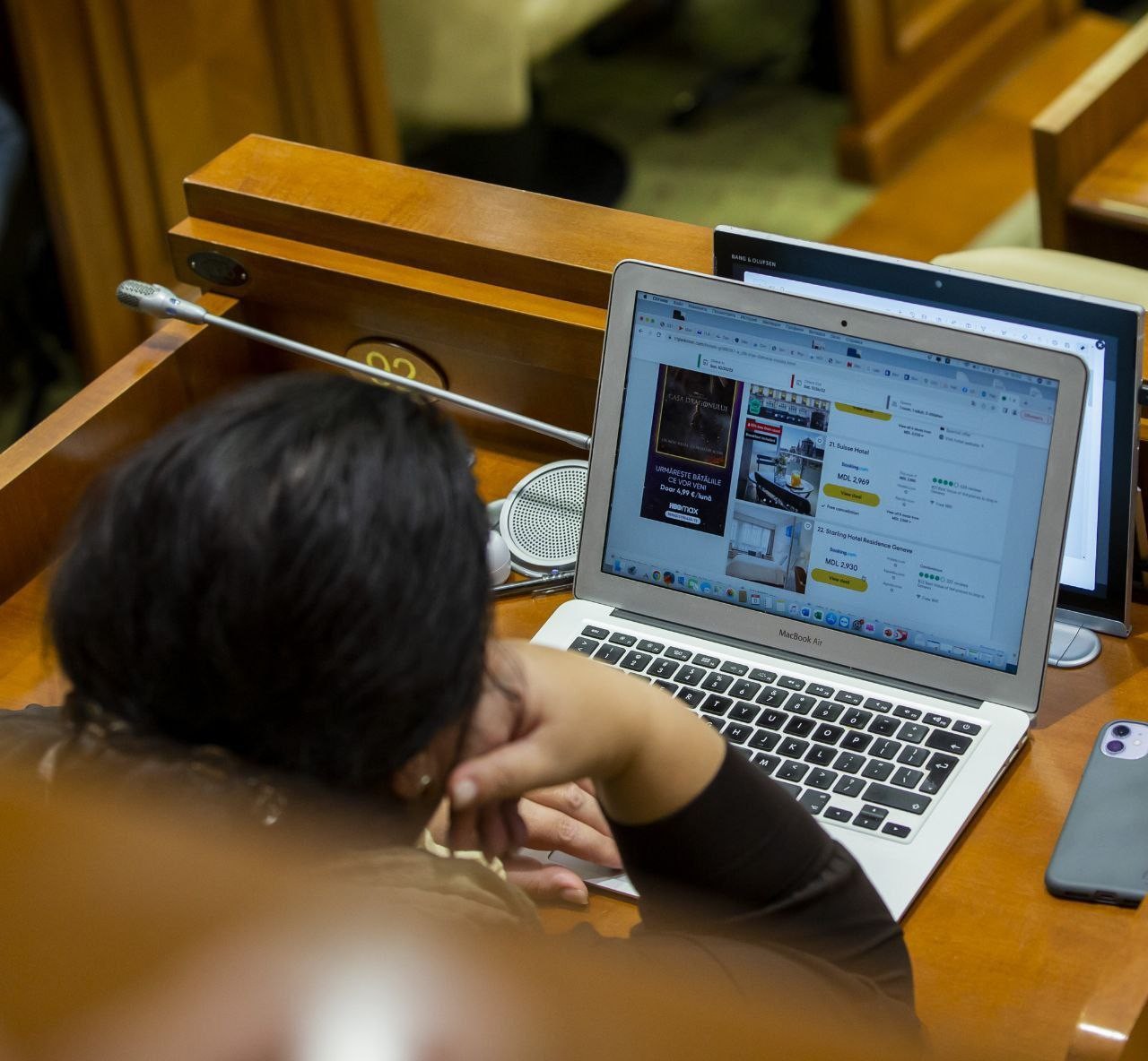 FOTO // La nici 3 săptămâni de lucru, pleacă din nou în vacanță? Ce face o deputată PAS, în timpul ședinței Parlamentului