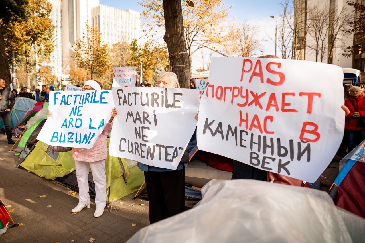 FOTO // Flashmob în fața Președinției: Facturile lor ne electrocutează