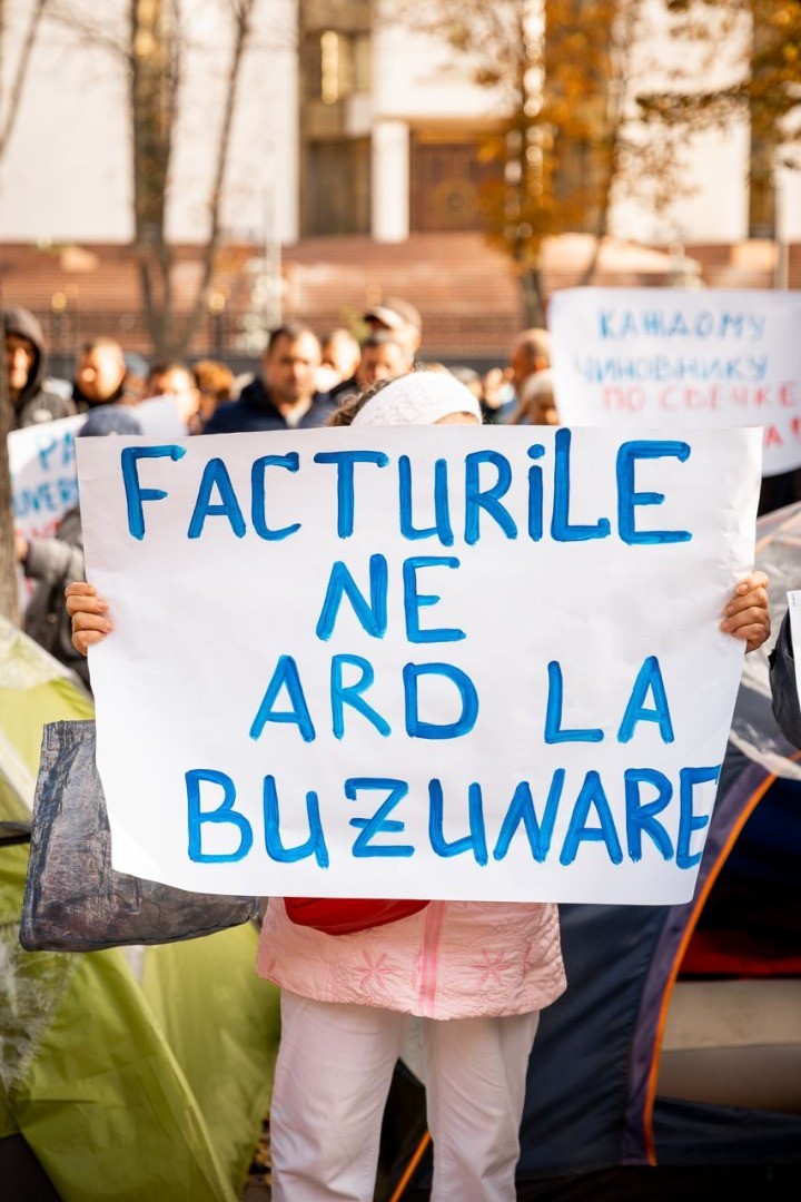 FOTO // Flashmob în fața Președinției: Facturile lor ne electrocutează