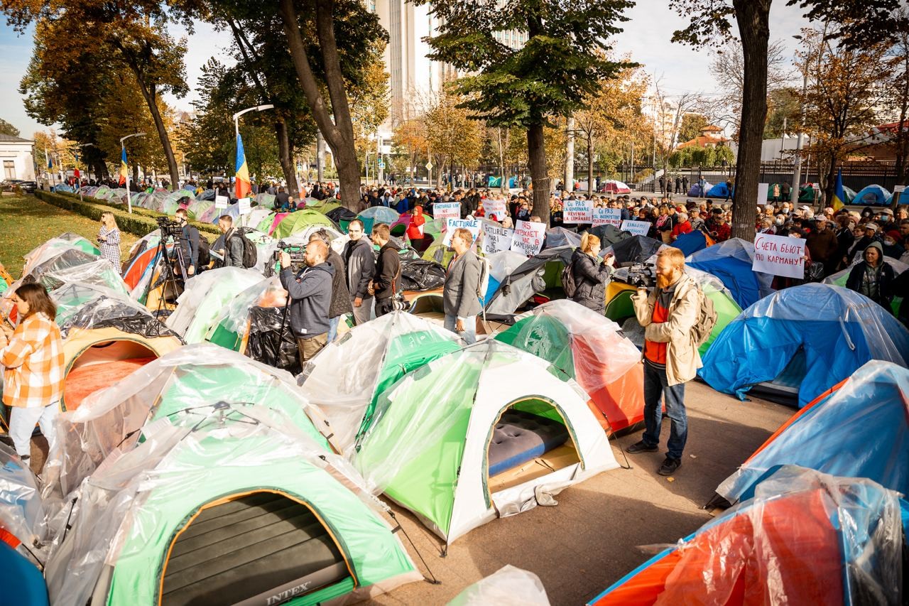 FOTO // Flashmob în fața Președinției: Facturile lor ne electrocutează