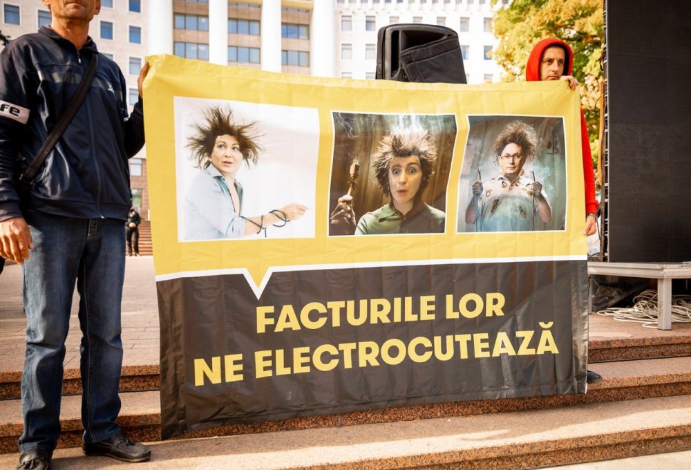 FOTO // Flashmob în fața Președinției: Facturile lor ne electrocutează